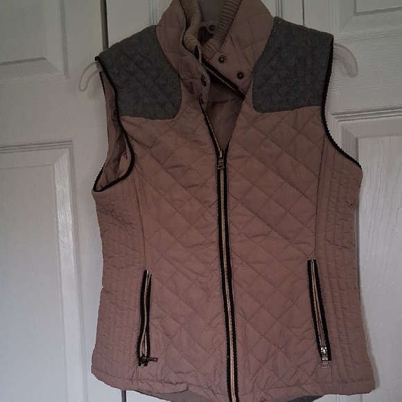 Liz Claiborne Jackets & Blazers - Liz Claiborne Quilted Beige Vest with Charcoal Details